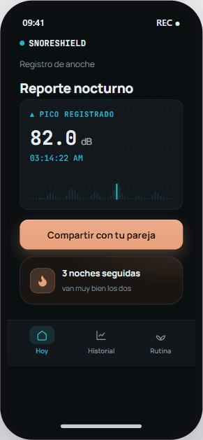 Reporte de SnoreShield: pico de 82 dB a las 3:14 AM, con el botón Compartir con tu pareja
